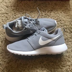 Gray Nike roshe 1s